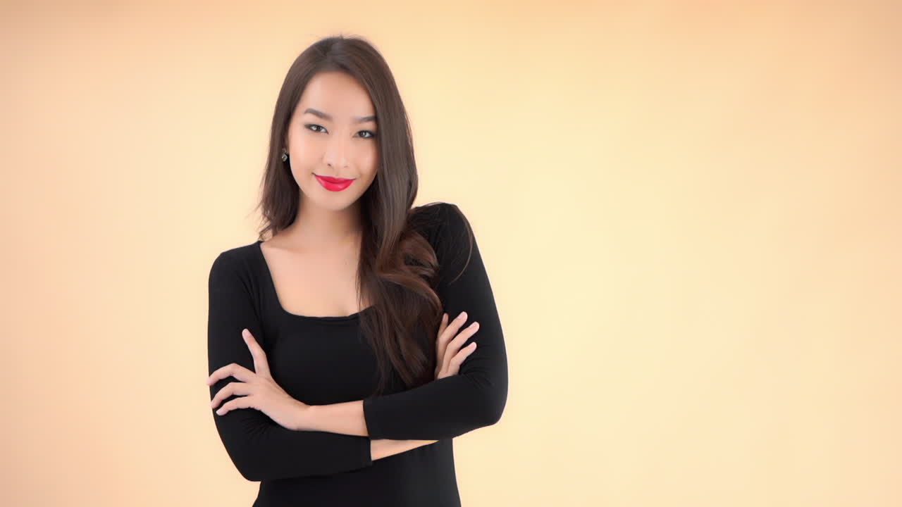 아름다운 여성의 말에 대한 반응은 짜증에서 미소와 행복으로 바뀝니다.