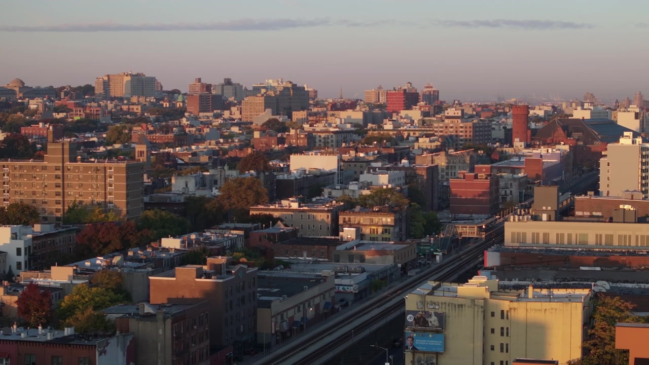 Luftaufnahme von Brooklyn bei Sonnenaufgang. Aufgenommen an einem Herbstmorgen in New York City.