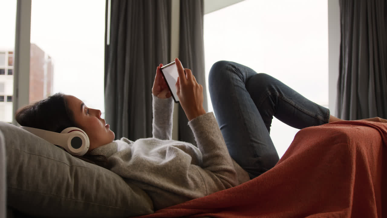 쉬는 시간을 즐기는 젊은 여성