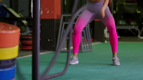 mujer haciendo ejercicio en un gimnasio