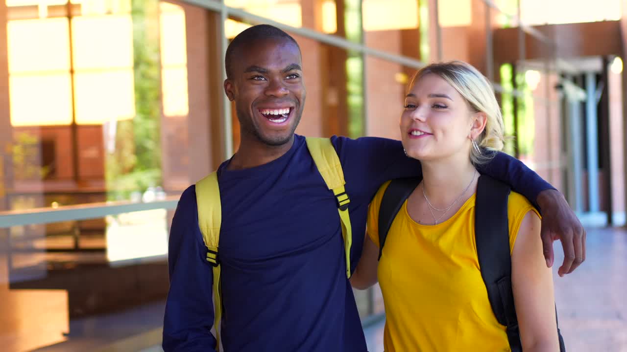 Due studenti che camminano nel campus
