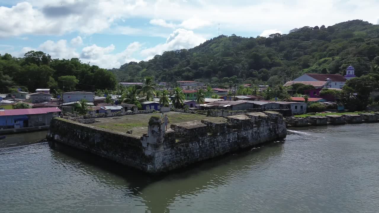 el puerto de portobelo, colón, panamá, el mar del caribe, imágenes de drones.