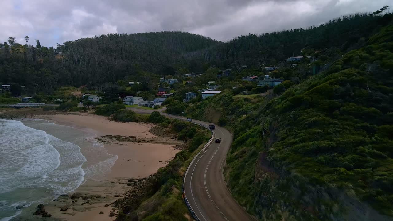 los coches conducen a lo largo de la icónica carretera costera great ocean road de australia cerca de la ciudad de separation creek en un día nublado en victoria