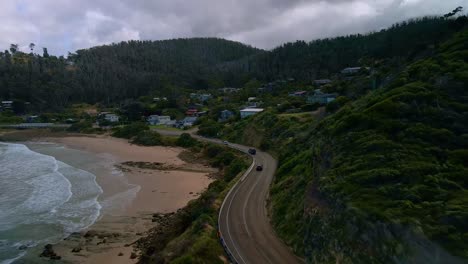 Autos-Fahren-An-Bewölkten-Tagen-In-Victoria-Entlang-Australiens-Ikonischer-Küstenautobahn-Great-Ocean-Road-In-Der-Nähe-Der-Stadt-Separation-Creek