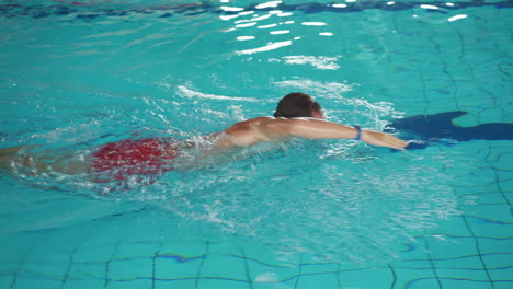 hombre caucásico nadando en la piscina usando la técnica de estilo libre-1