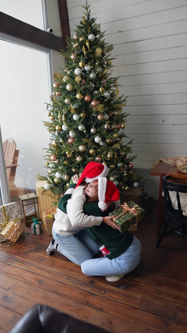 familia abrazada por el árbol de navidad