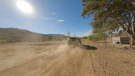 Persiguiendo-La-Toma-Fpv-De-Un-Coche-De-Policía-Conduciendo-Por-Un-Camino-De-Tierra-Arenosa