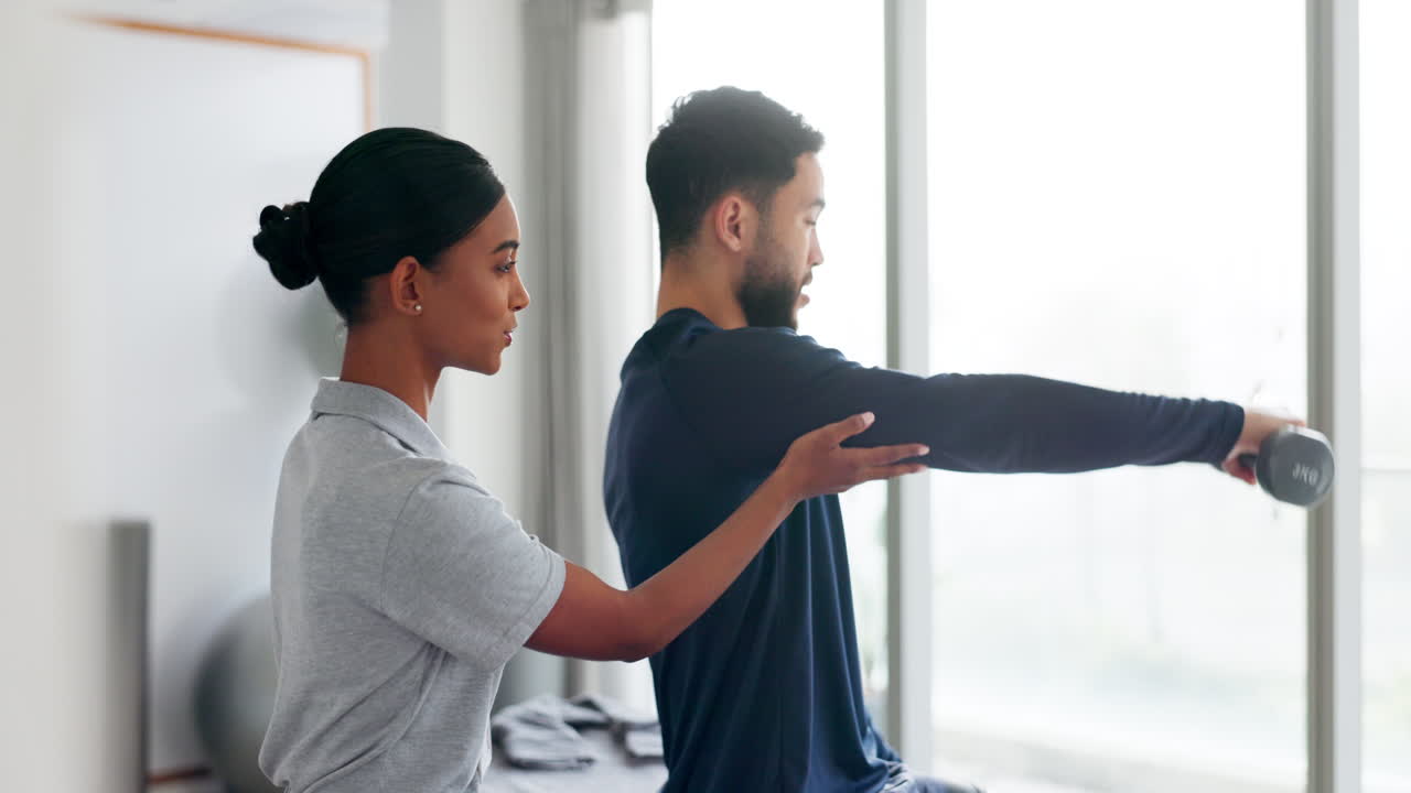 fisioterapeuta, apoyo y pesas para el hombre