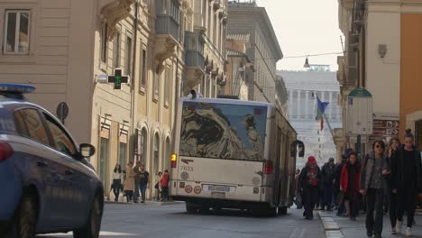 Gente-caminando-fuera-del-autobús