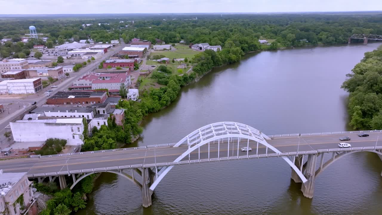 Ponte Edmund Pettus a Selma, Alabama, con video drone che si muove in cerchio rivelando la città.
