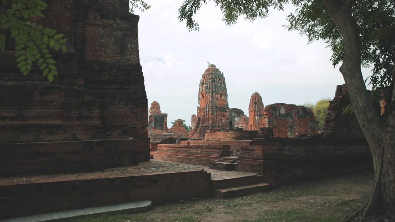 templo histórico tailandés en wat maha that, ayutthaya, tailandia
