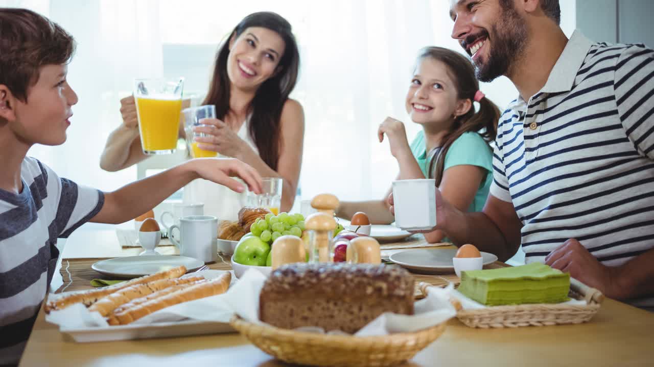 집 에서 행복 한 가족 이 식사 하는 애니메이션