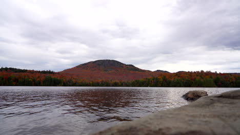 Pan-De-Derecha-A-Izquierda-Junto-A-Un-Lago-Con-Montaña