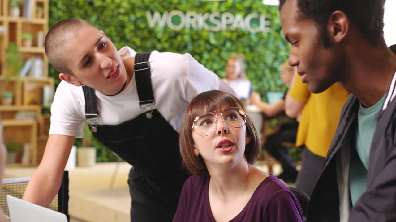 회의에서 동료들