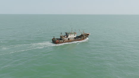 imágenes aéreas rápidas siguiendo un arrastrero de pesca que viaja en la costa de gambia