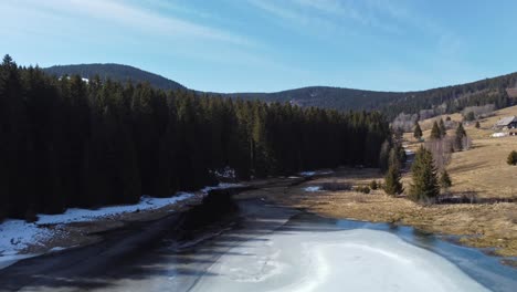 Halb-Zugefrorener-Teich-Im-Schwarzwald-Während-Der-Goldenen-Stunde