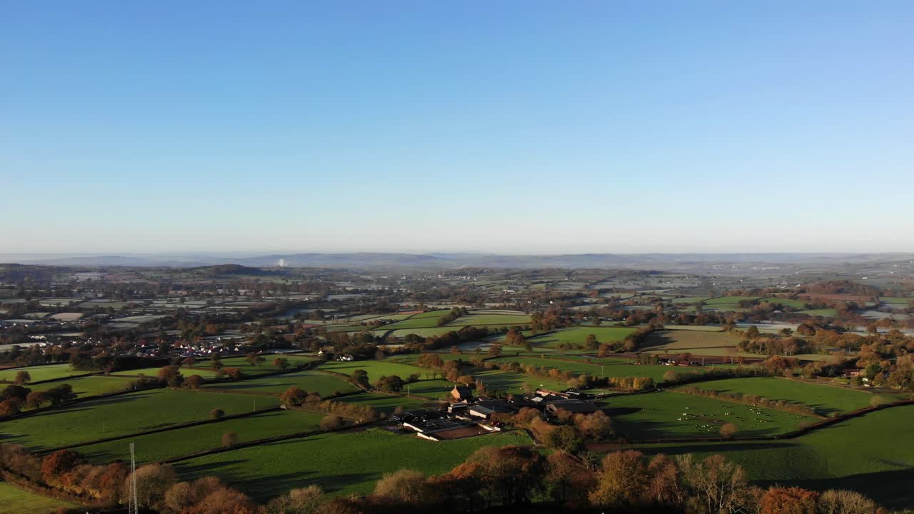 Vista aerea rotante che guarda attraverso la Valle del Culm dal Culmstock Beacon, Devon, Inghilterra.