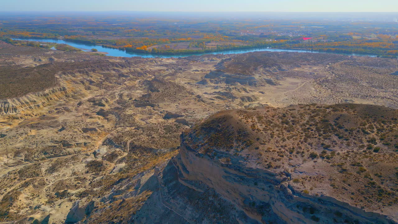 Vista Aérea Majestosa de Badlands Desérticas e Rio no Outono