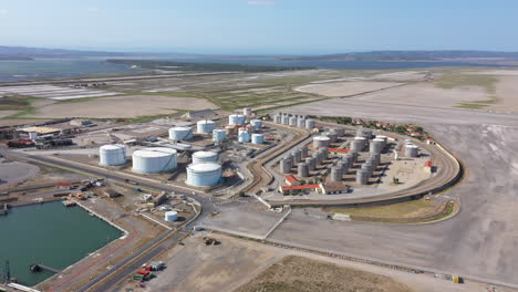 vista aérea amplia de los tanques de almacenamiento, los silos de gas, la gasolina y el almacenamiento de materiales a granel