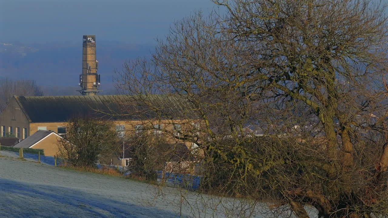 냉정한 겨울 아침에 칼버리 마을과 밀 위에서 촬영 된 공중 드론