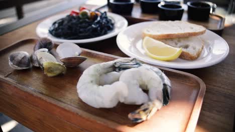 Camarones-Y-Almejas-En-Una-Tabla-De-Cocina