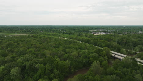 Río-Wolf-Que-Fluye-A-Través-De-Una-Exuberante-Vegetación-En-Collierville,-Tennessee,-En-Un-Día-Nublado,-Vista-Aérea