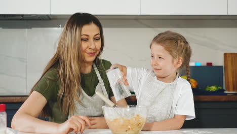 Mutter-Und-Schöne-Kleine-Tochter-Bereiten-Sich-Gemeinsam-Vor