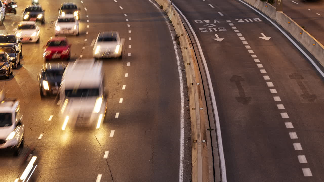 바르셀로나 고속도로의 저녁 퇴근 시간 교통 체증, 밤에 장시간 노출