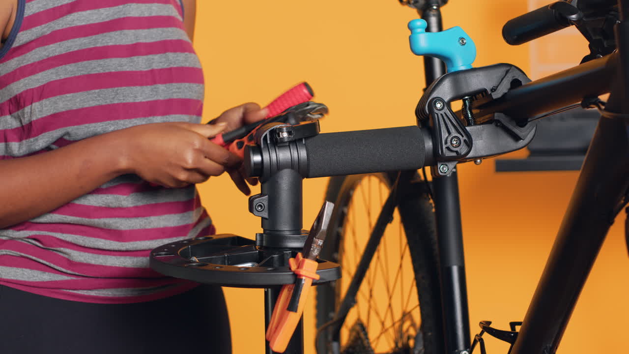 장비 지원에 스크류 드라이버, 클리어 및 스 키를 배치하는 전문가