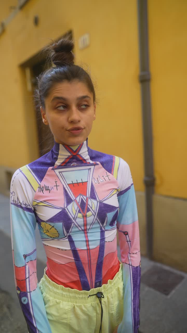 mujer con una camiseta gráfica y pantalones cortos