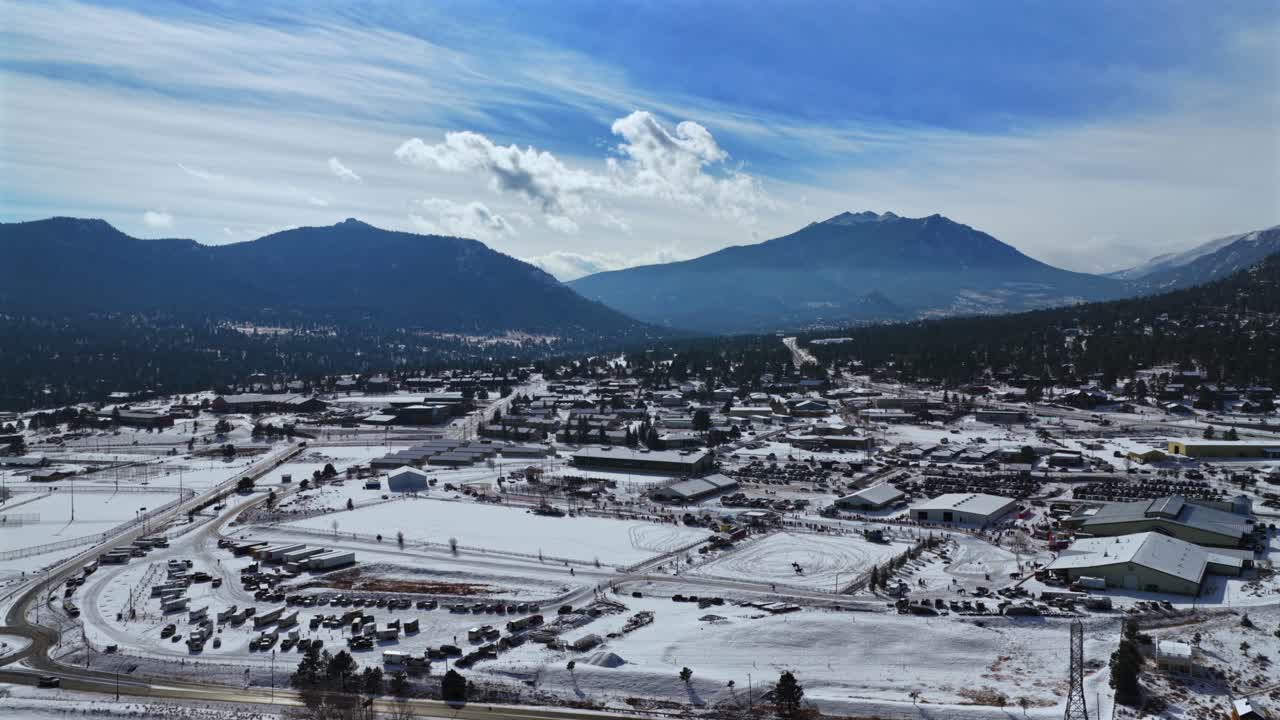 Ski Joring -tapahtuma Talvi Estes Park Fairgrounds Rooftop Rodeo -hevoset ilmakuva dronella Colorado Front Range Rocky Mountainsin kansallispuisto Larimerin piirikunnan maisema aurinkoinen sininen taivas aamu eteenpäin ylöspäin
