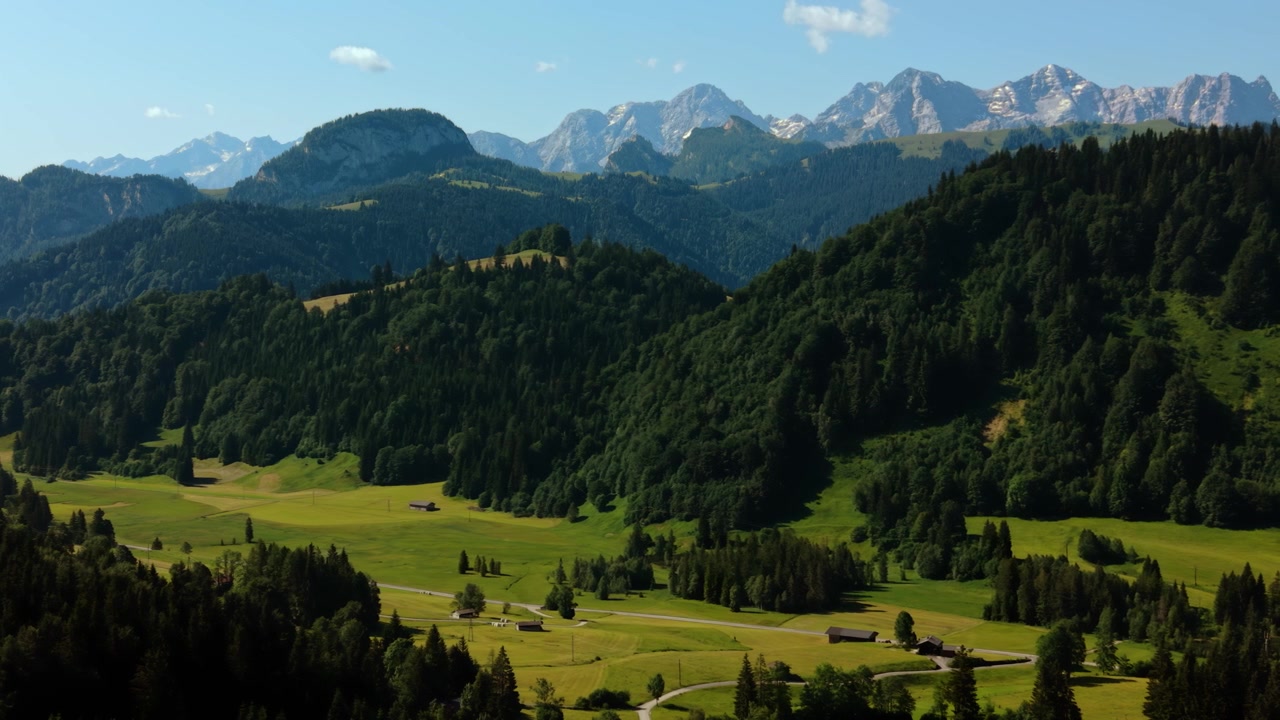 Rigogliosa valle di Heutal nelle Alpi Salisburghesi, circondata da fitte pinete e distanti cime montuose