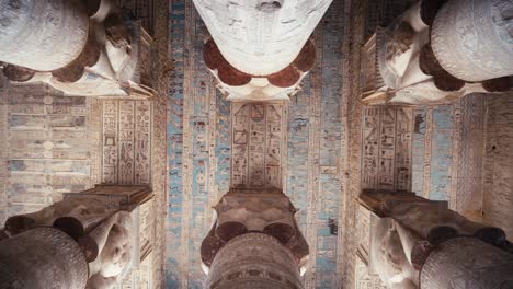 temple de dendera vue des piliers sculptés avec des hiéroglyphes de l'égypte ancienne, site du patrimoine mondial de l'unesco