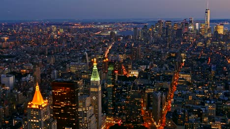 new york city skyline in der dämmerung