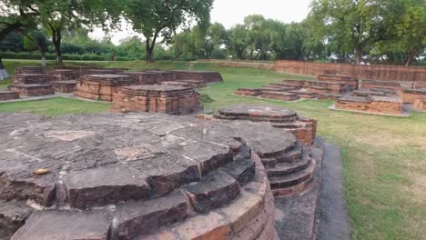 Die-Antiken-Archäologischen-Buddhistischen-überreste-Von-Sarnath-Mit-Den-Mulagandha-Kuti-Sockeln-Aus-Ziegel-Und-Stein-In-Sarnath,-Varanasi,-Indien