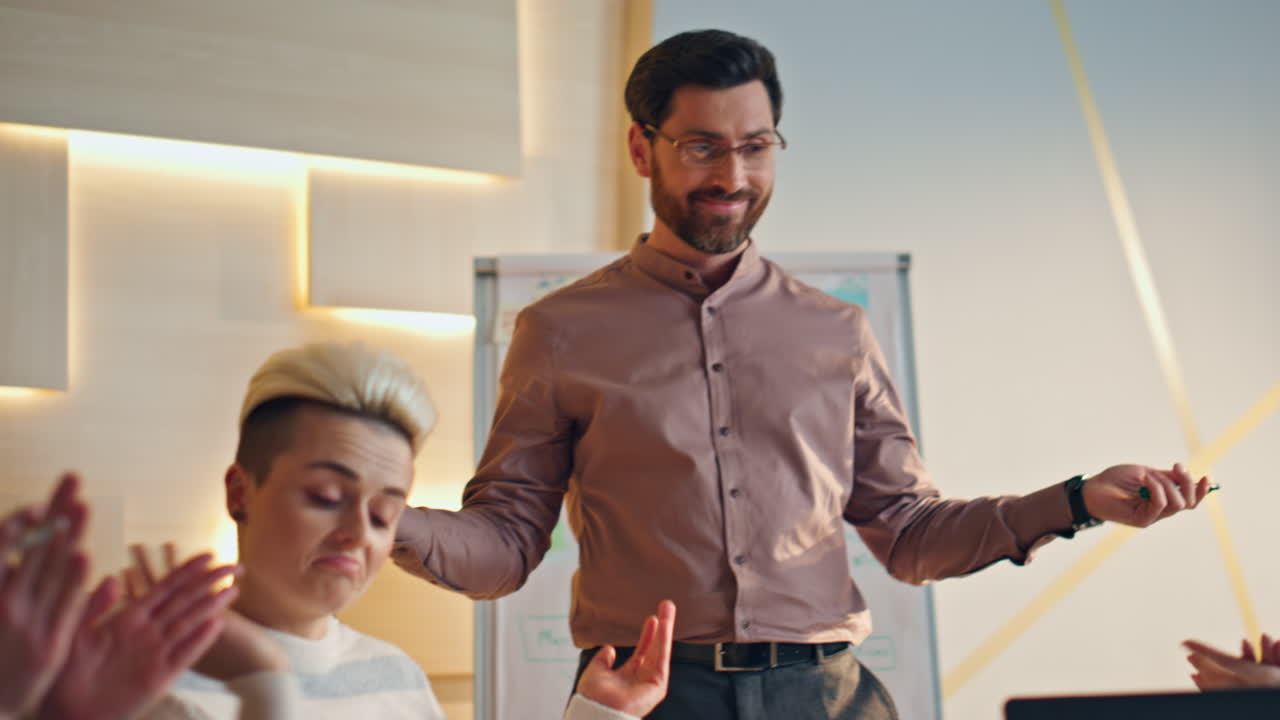 orador de saludo del equipo de negocios después de un exitoso seminario en la sala de conferencias.
