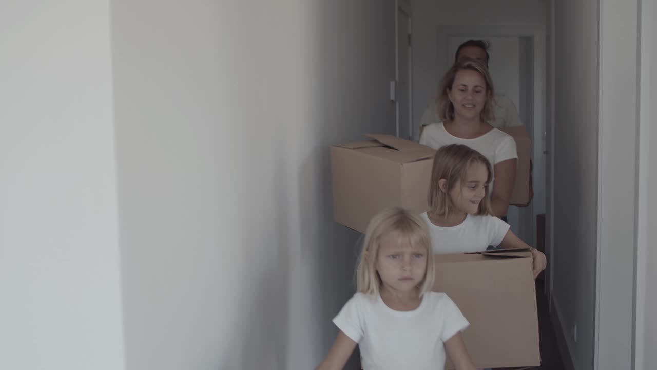 familia feliz con dos hijos mudándose a un nuevo apartamento