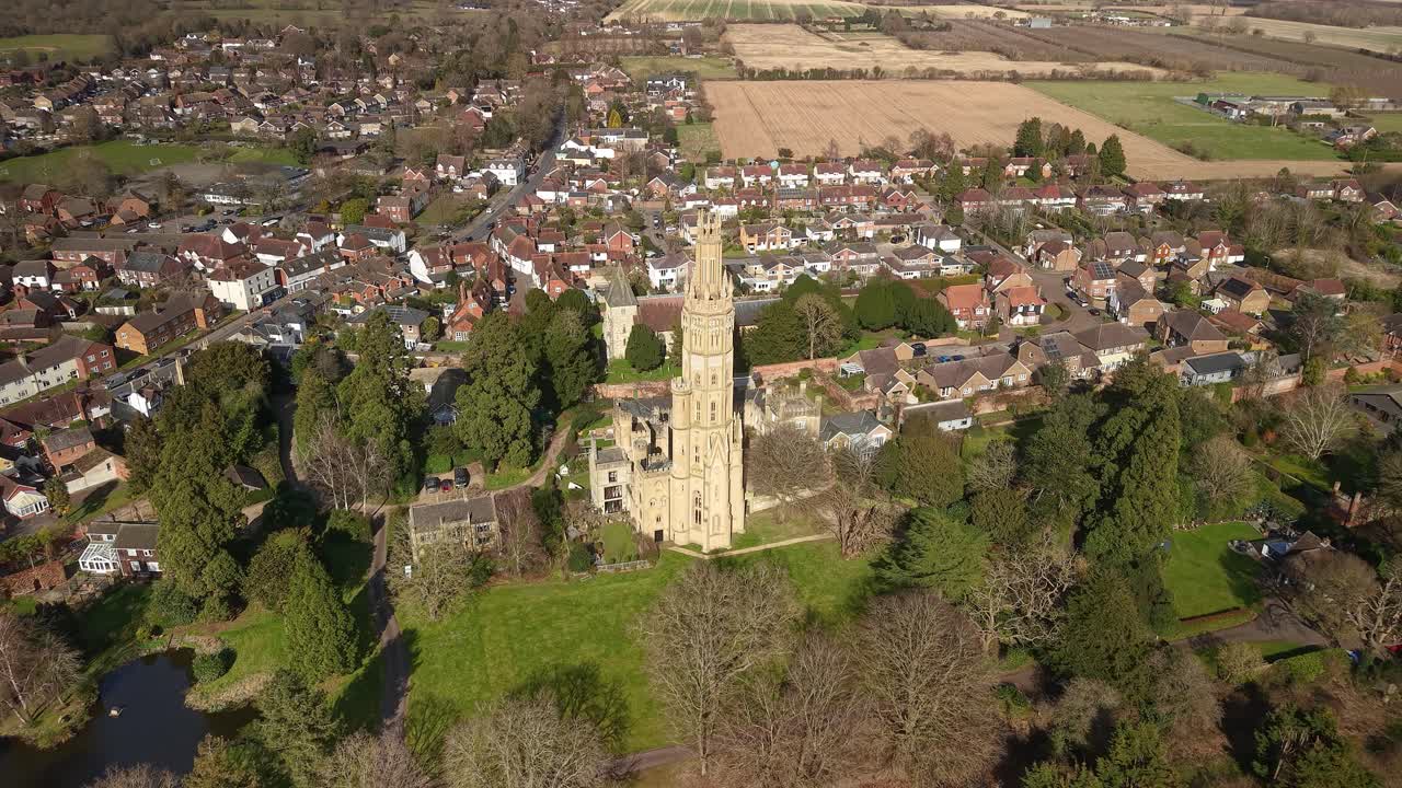 Vista aerea di Hadlow Tower con giardini storici e patrimonio culturale della campagna del Kent, Inghilterra