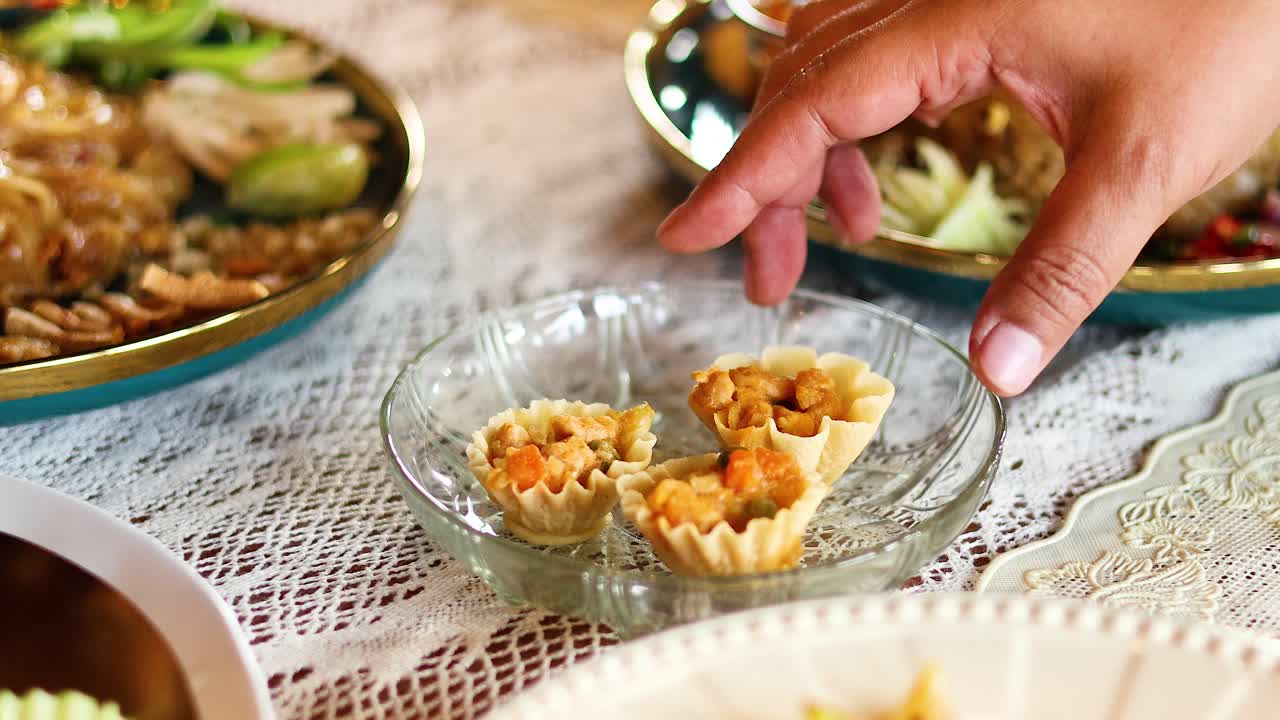 Raccogliere a mano deliziose tartellette salate tailandesi