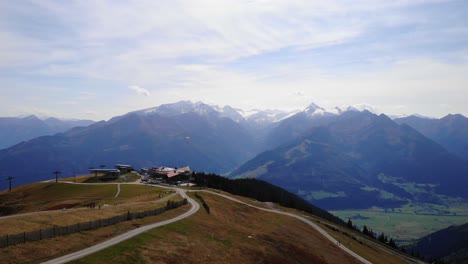 Parapente-Turístico-Sobre-El-Monte-Schmitten-Con-Vistas-A-Los-Alpes-De-Kitzbuhel-En-Austria