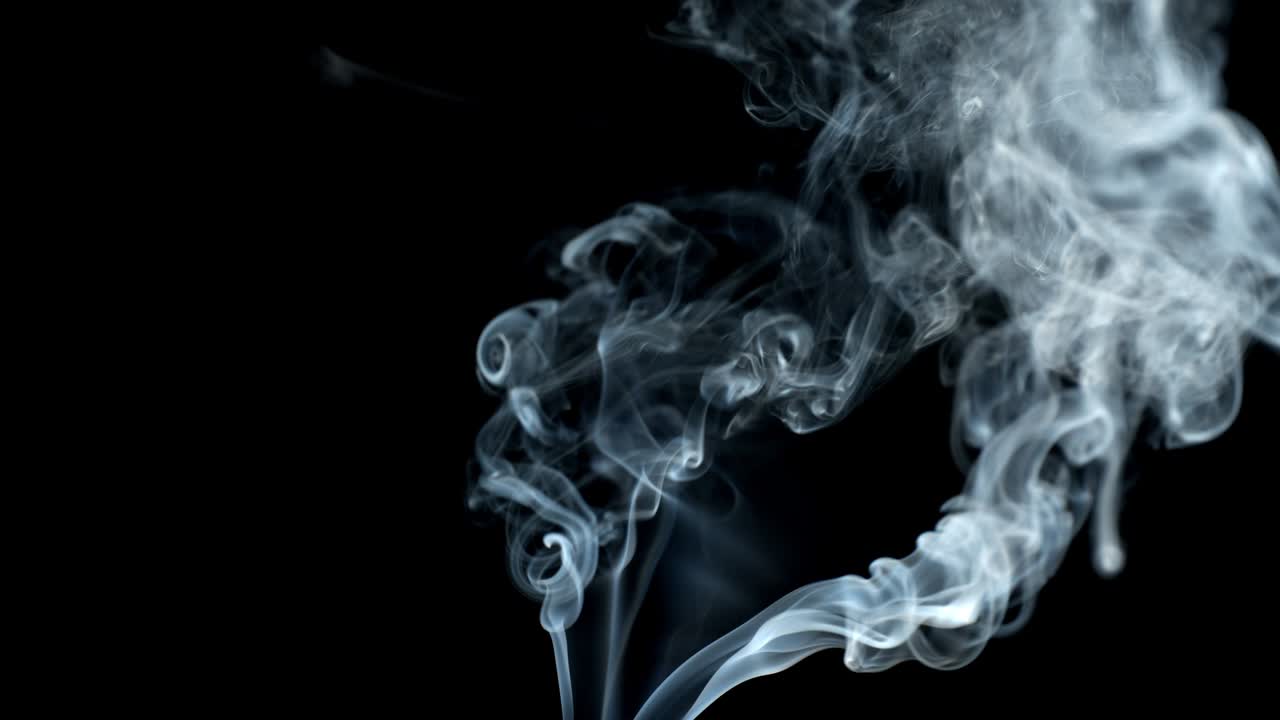 un chorro de humo sobre un fondo negro.