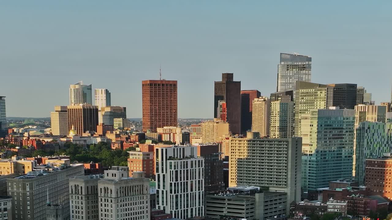 Vista dello skyline di una città negli Stati Uniti durante la luce del tardo pomeriggio