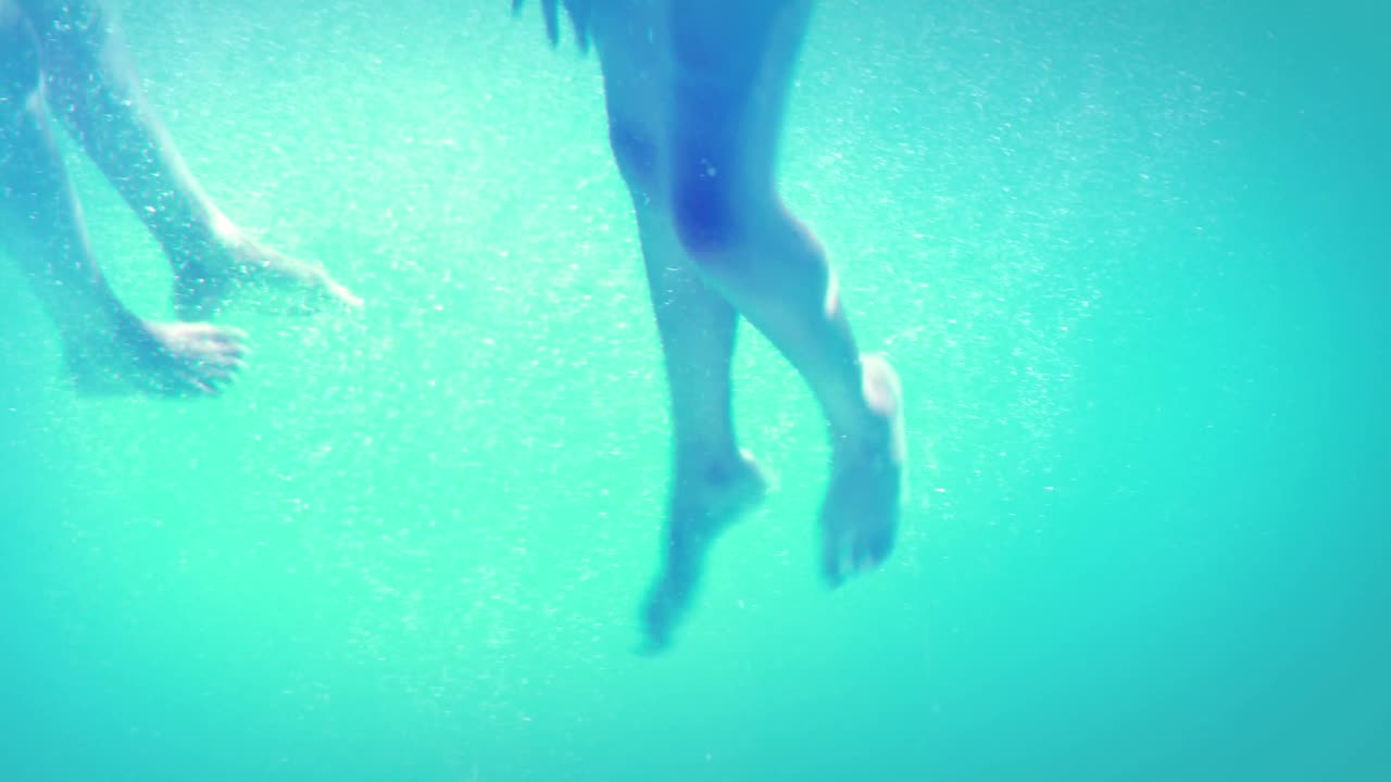 비키니 를 입은 행복 한 친구 들 이 수영장 에 뛰어들고 있다