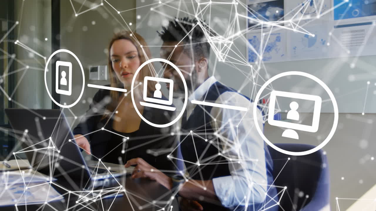 animación de iconos, conexiones y procesamiento de datos sobre diversas personas de negocios en la oficina