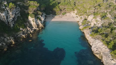 increíbles aguas azules cristalinas en la playa de macarelleta en menorca