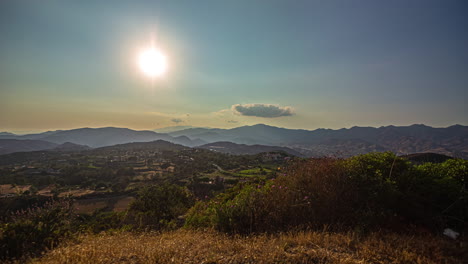 Puesta-De-Sol-Sobre-La-Cordillera-De-Limassol,-Machairas-En-Chipre---Lapso-De-Tiempo