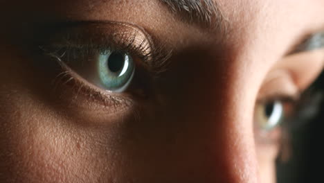 Woman-eyes-zoom,-vision-focus-blue-color-contact