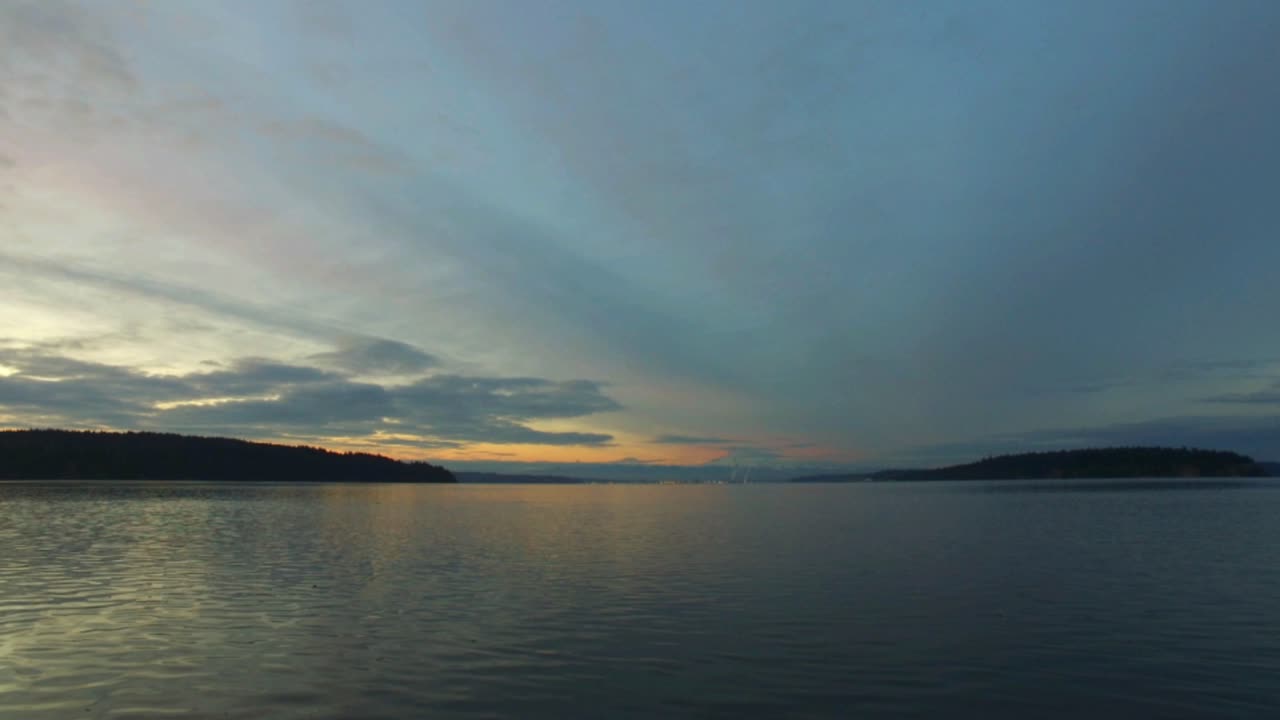 블루아워부터 골든아워까지 긱 하버 워싱턴의 선라이즈 비치에서 레이니어 산을 바라보는 일출의 시간 경과
