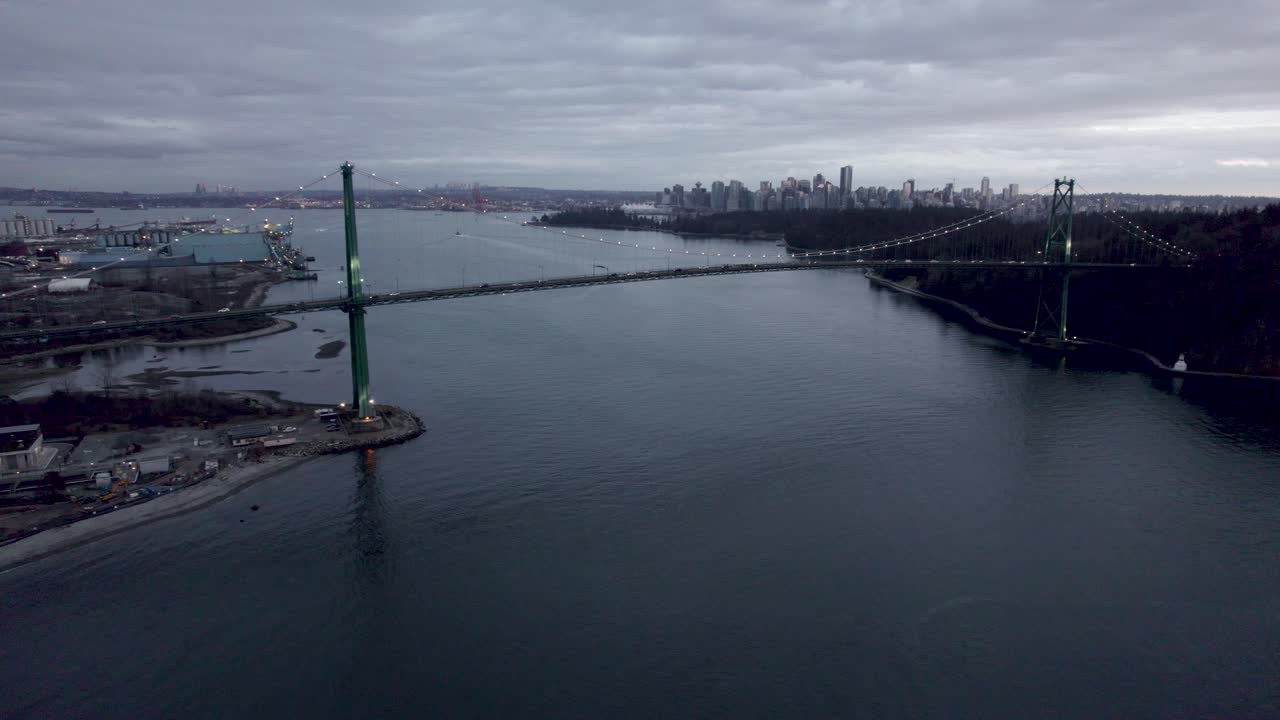 puente lions gate al atardecer con la ciudad de fondo en un día nublado, vancouver en canadá