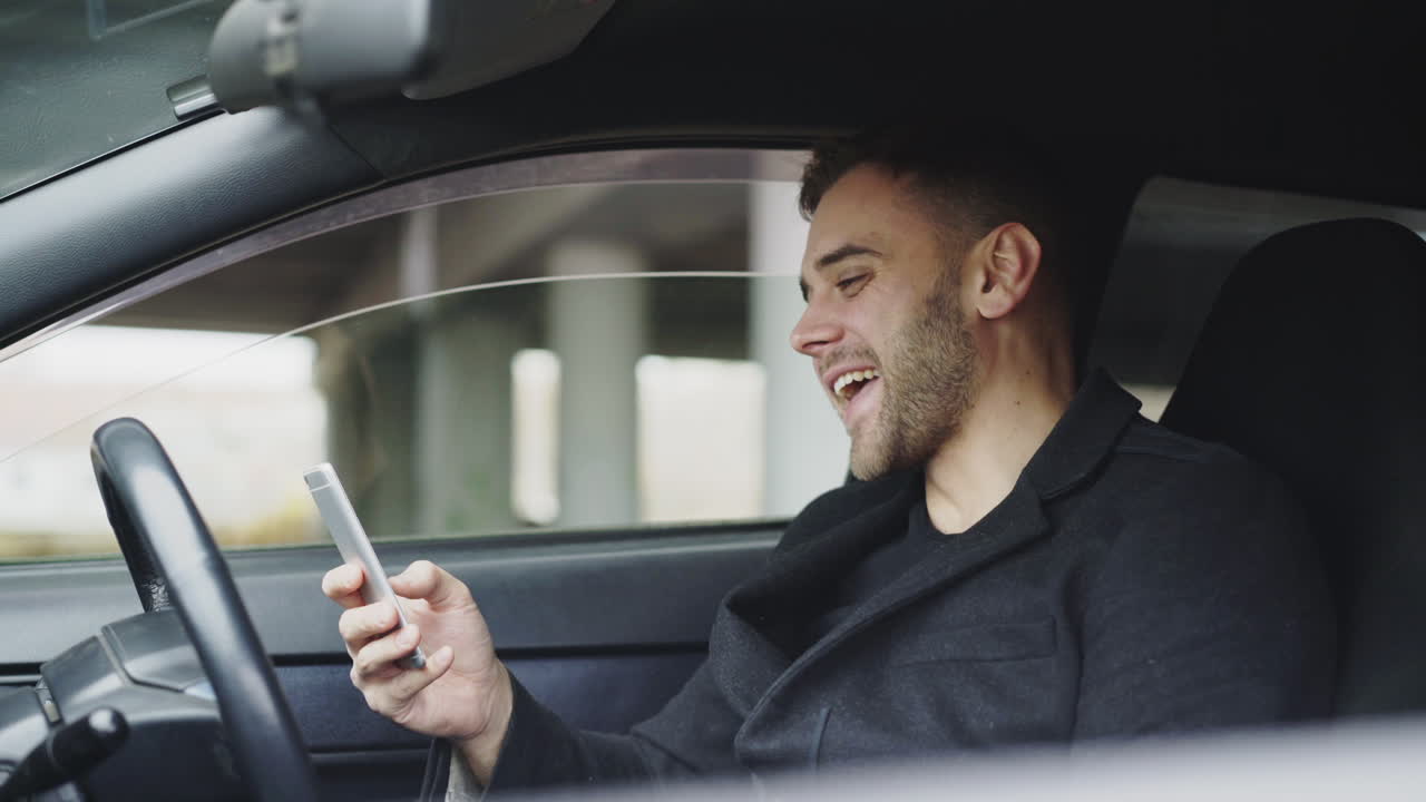 hombre usando el teléfono mientras conduce
